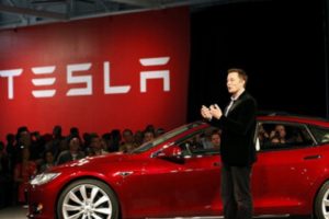 Elon Musk vendió mil 100 millones de dólares de acciones de Tesla
