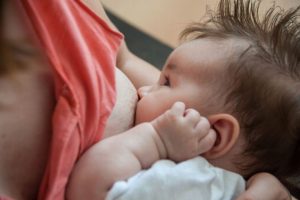 Confirman anticuerpos en leche de madres vacunadas contra COVID-19