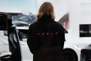 Empleada demanda a Tesla por acoso sexual