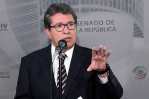AMLO pide a Ricardo Monreal aceptar encuesta para definir candidato presidencial