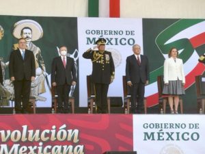 El presidente Andrés Manuel López Obrador, pasa revista a tropas y encabeza desfile por día de la Revolución