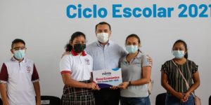 Entregan becas económicas para el nivel primaria y secundaria de escuelas públicas en Mérida