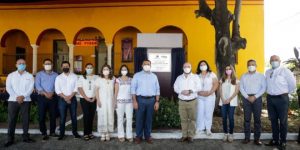 Renán Barrera devela placa conmemorativa por los 200 años del Cementerio General de Mérida