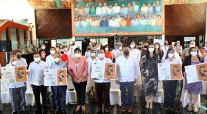 Yohanet Torres Muñoz entrega reconocimiento Ciudadano a trabajadores del Estado de Quintana Roo