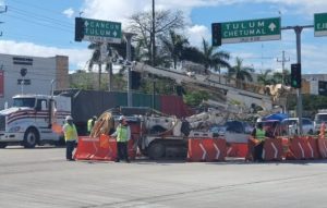 Caos vial, se descompone grúa del Tren Maya a mitad de un cruce vial en Playa del Carmen