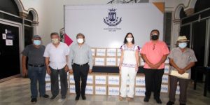 Ayuntamiento entrega despensas a trovadores de Mérida