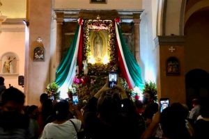 Cantan peregrinos las mañanitas a la Virgen de Guadalupe en Veracruz