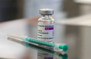 AstraZeneca reformulará vacuna contra COVID-19 para combatir variante Ómicron