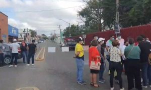 Padres de familia y alumnos de la UVM en Tabasco, bloquean avenida México