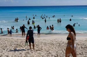 Más de cien mil turistas recibe a diario la Riviera Maya en este fin de año 2021