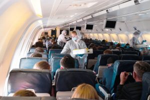 Ómicron duplica o hasta triplica el riesgo de contagio de COVID-19 en un avión