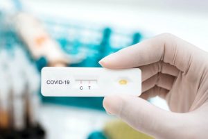 FDA advierte que pruebas rápidas de COVID son menos precisas ante ómicron