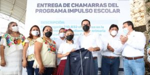 Protegen del frío a estudiantes del sur de Yucatán con chamarras del programa Impulso Escolar