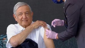 AMLO recibe dosis de refuerzo contra COVID-19 durante la mañanera