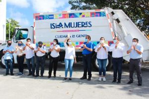 Cumple Atenea Gomez con entrega de camiones recolectores de basura en la zona continental de Isla Mujeres