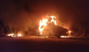 Asaltan e incendian autobús de pasajeros en carretera de Veracruz