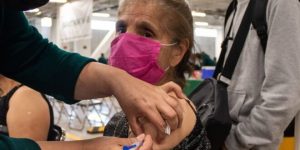 Vacuna covid de refuerzo será universal, anuncia AMLO; después de adultos mayores seguirán maestros