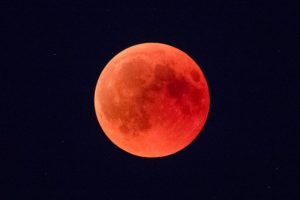 Alrededor de las 10:00 de la noche se pondrá roja la Luna, entérate cuándo