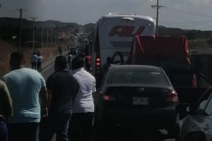 Precaución! Hasta 5 km fila de carros por bloqueo en carretera Veracruz-Alvarado
