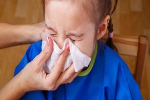 Niños pueden tratar COVID leve con vaporub, paracetamol y tés: Salud