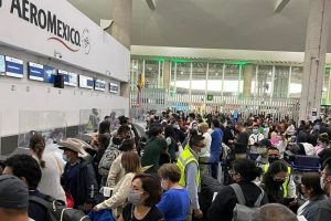 Sigue caos en el AICM por cancelación y retrasos de vuelos tras contagio masivo de COVID