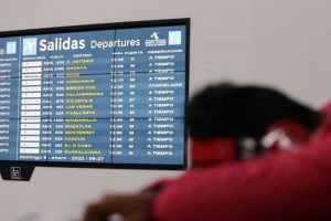 Van más de 600 vuelos cancelados en México por COVID