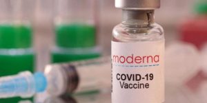 Moderna inicia ensayos de su vacuna de refuerzo para Ómicron