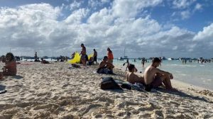 Cientos de turistas disfrutan de Isla Mujeres en su primer fin de semana del año