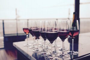 Tomar vino tinto protegería contra el COVID, revela estudio