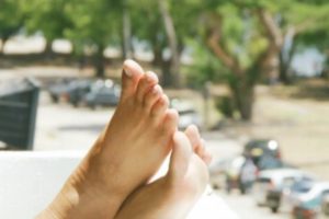 Revela estudio nuevo síntoma de COVID en dedos de los pies
