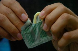 Usar condón evita hasta 98% las ETS y embarazos no deseados