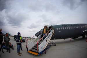 Avión de la FAM aterriza en Rumania para repatriar a mexicanos evacuados de Ucrania