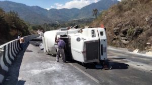 Vuelca tráiler en las cumbres de Maltrata