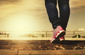 ¿Debo dar 10 mil pasos al día para estar saludable? Esto dicen expertos