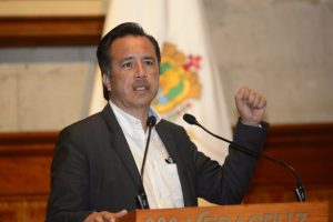Gobernador de Veracruz niega renta de 200 espectaculares para apoyar a AMLO