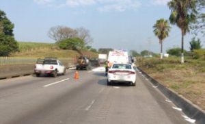 Hay cierre total en autopista La Tinaja; bloquean habitantes