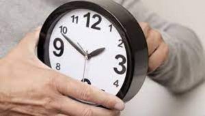 ¿Cuándo inicia el nuevo horario? ¿Se atrasa o adelanta el reloj?