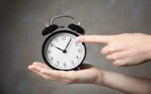 ¿Cuándo se atrasa o adelanta el reloj?