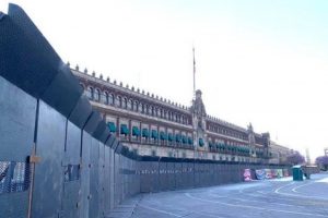 Colocan vallas en Palacio Nacional y Catedral Metropolitana ante marchas por 8 de marzo