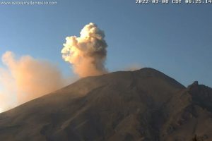 Cae ceniza en alrededores del Popocatépetl