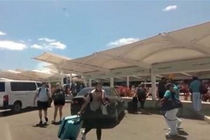 Evacúan el Aeropuerto Internacional de Cancún por detonaciones en terminal 3