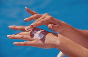 Consejos para cuidar tu piel del sol, más allá del bloqueador solar