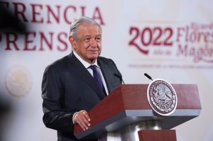 Andrés Manuel López Obrador presume altas ventas de su libro; recibirá 3 mdp