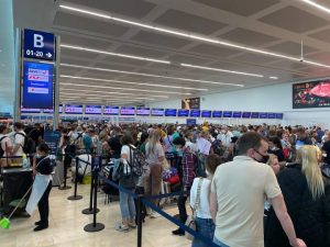Regresan a su país más de 400 turistas rusos desde el aeropuerto de Cancún