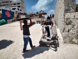 Nuevamente FGE Quintana Roo libera playa Marlin de sombrillas y camastros que obstruyen libre tránsito