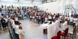 Arzobispo celebra misa de lavatorio de pies en Cereso de Mérida