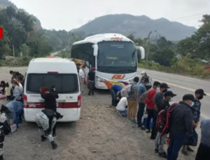Aseguran a 32 migrantes en carretera de Veracruz
