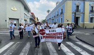 Reporteros en Veracruz marchan para exigir justicia para las periodistas Yesenia y Johana