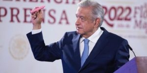 AMLO firma decreto que prohíbe vapeadores y cigarros electrónicos en México