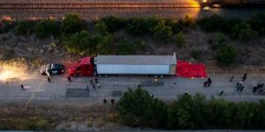 Hay 22 mexicanos entre migrantes muertos en tráiler en Texas